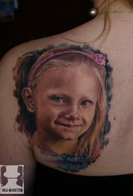 背部写实逼真的可爱女孩肖像纹身图案