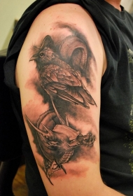 手臂乌鸦与幻想龙结合纹身图案