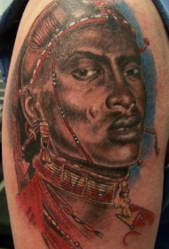 肩部彩色逼真的非洲战士头纹身图片