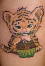 可爱的小老虎和蛋糕纹身图案
