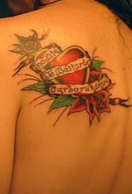 肩部彩色红玫瑰和心纹身图片