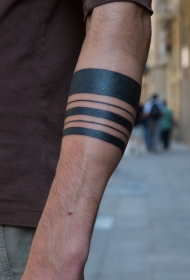 手臂不同粗细的黑色线条部落纹身图案