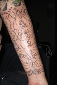 手臂无色的线条美人鱼纹身图案
