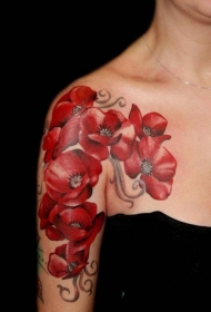 女性肩部红色的罂粟花纹身图案