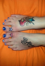 女性脚背彩色燕子和爱心纹身图案