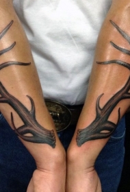 手臂逼真的鹿角纹身图案