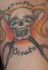 腿部彩色少女海盗骷髅和剪刀的纹身