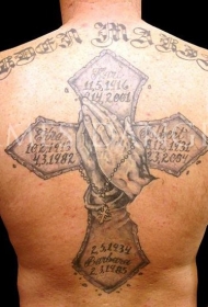 后背纪念日期和祷告的手十字架纹身图案