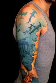 花臂彩色深海中的锤头鲨鱼纹身图片