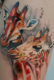 腿部彩色墨水画的长颈鹿纹身图案