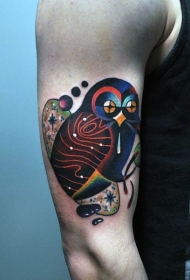 男生大臂彩色肩猫头鹰个性纹身图案