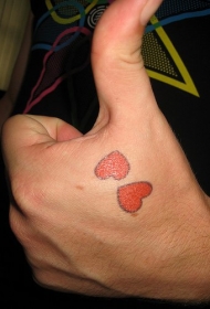 手部彩色两颗爱心纹身图案