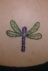 可爱的紫色蜻蜓纹身图案