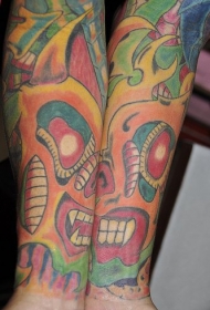 手臂丰富多彩的恐怖怪物纹身图案