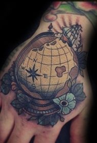 手部旧货风格的彩色小地球仪纹身图片