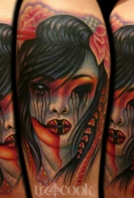 肩部彩色令人毛骨悚然的艺妓纹身图案