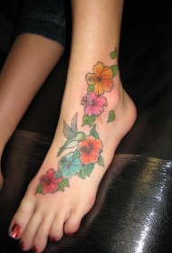 女性脚背水彩墨花朵蜂鸟纹身图片