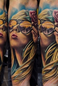 手臂彩色的妇女肖像纹身图案