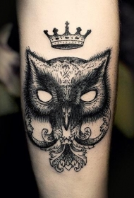 猫头鹰和皇冠纹身图案