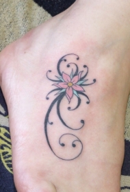 女性脚背彩色卷发花朵纹身图案