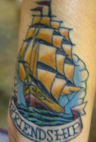 男性手臂彩色友谊之船纹身图案