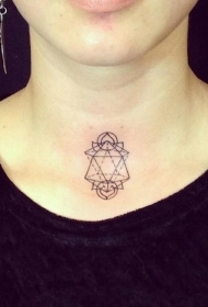女性颈部简约的几何纹身图案