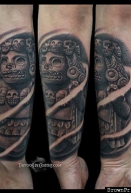 手臂石雕风格的古玛雅雕像纹身图案