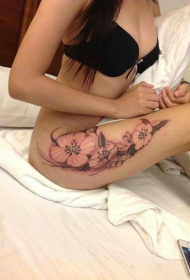 美女大腿淡粉色花朵纹身图案