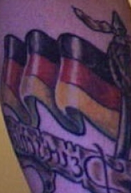 手臂彩色丹麦风旗子纹身图案