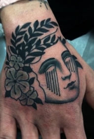手背简朴的女人头与花纹身图案