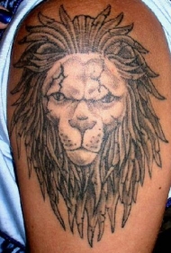肩部逼真的狮子头纹身图案