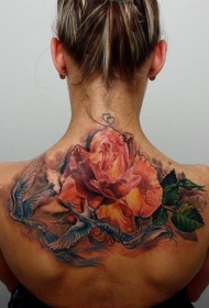 女生背部彩色玫瑰与鸽子纹身图案