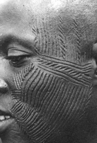 非洲妇女脸部割肉纹身图案