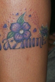 可爱的紫色茉莉花与字母纹身图案