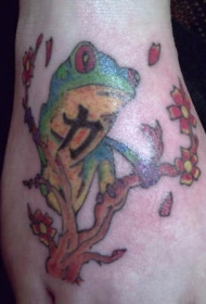手背彩色樱花树青蛙纹身图案