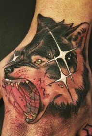 首尔比简单设计的彩色邪恶狼纹身图案