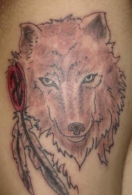 漂亮的狼与羽毛纹身图案