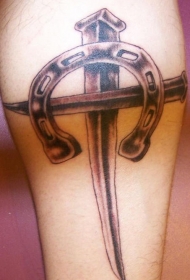 十字架和马蹄铁纹身图案