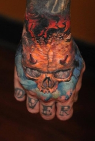 手背彩色逼真的恶魔头骨与火焰纹身图案