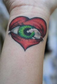 手腕红心与绿色眼睛纹身图案