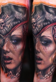 手臂彩色逼真的女性海盗肖像纹身图案