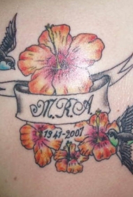 背部彩色芙蓉花与燕子纹身图案