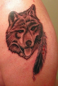 大臂有趣的狼头羽毛纹身图案