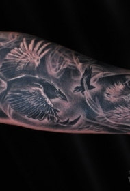 男性手臂灰洗式各种乌鸦纹身图案