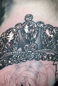华丽的逼真皇冠与闪闪发光的宝石纹身图案