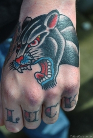 手部彩色豹头与字母纹身图案