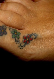 女性脚趾彩色三小花纹身图案