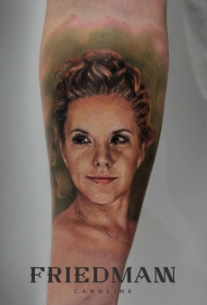手臂写实彩色女性肖像纹身图案