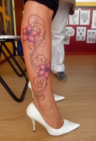 女性腿部粉红花朵藤蔓纹身图案