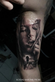 手臂现实主义风格的彩色女性肖像纹身图案